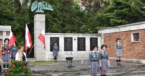 Przy Ścianie Straceń harcerki z ZHR zaciągnęły wartę.