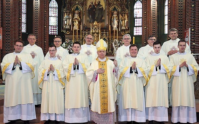 Na wspólnym zdjęciu z biskupem i proboszczami swoich rodzinnych parafii.
