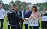 Minister sportu Danuta Dmowska-Andrzejuk wręcza bony.