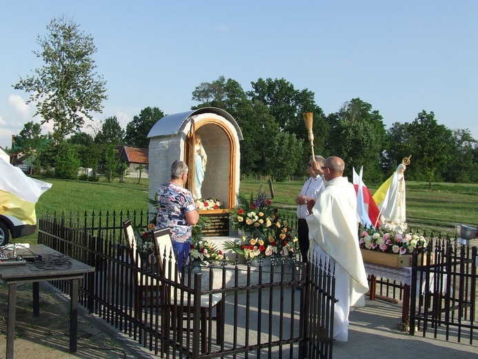 Ślęzaki. Upamiętnili 100. rocznicę urodzin papieża maryjną kapliczką