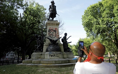 Zdewastowany cokół pomnika Tadeusza Kościuszki w parku Lafayette w Waszyngtonie.