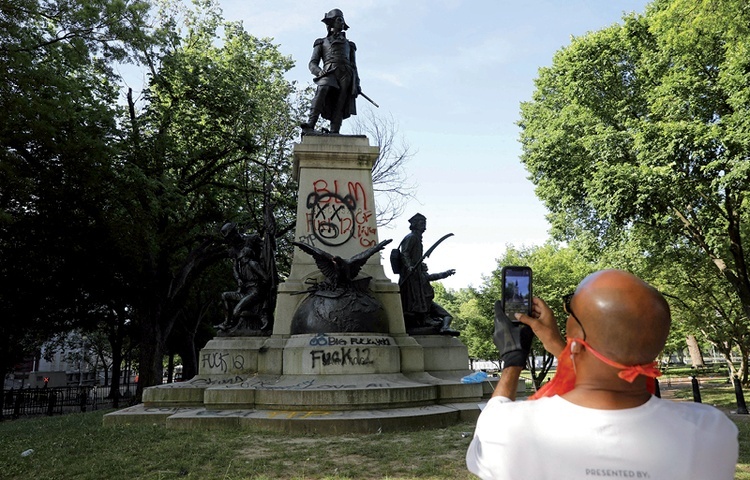 Zdewastowany cokół pomnika Tadeusza Kościuszki w parku Lafayette w Waszyngtonie.