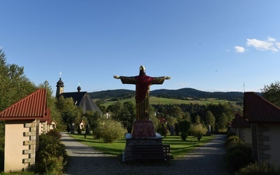 Sanktuarium w Tylicz - widok z Golgoty.