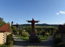 Sanktuarium w Tylicz - widok z Golgoty.