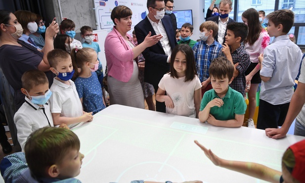 Premier: rodzice muszą mieć wgląd w program nauczania w szkole