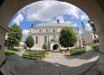 Leżajsk. Klasztor ojców Bernardynów. Bazylika Zwiastowania Najświętszej Marii Panny