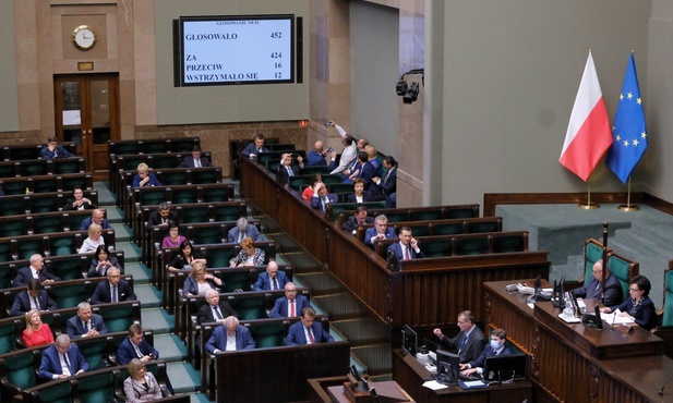 Sejm uchwalił prezydencką ustawę o bonie turystycznym