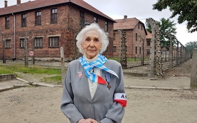 Lucyna Adamkiewicz na terenie byłego niemieckiego nazistowskiego obozu koncentracyjnego i zagłady Auschwitz-Birkenau.