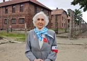 Lucyna Adamkiewicz na terenie byłego niemieckiego nazistowskiego obozu koncentracyjnego i zagłady Auschwitz-Birkenau.