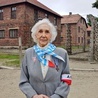 Lucyna Adamkiewicz na terenie byłego niemieckiego nazistowskiego obozu koncentracyjnego i zagłady Auschwitz-Birkenau.