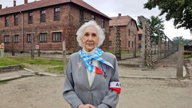 Lucyna Adamkiewicz na terenie byłego niemieckiego nazistowskiego obozu koncentracyjnego i zagłady Auschwitz-Birkenau.