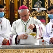 Biskup namaszczający ołtarz olejem.
