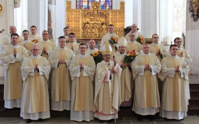 Nowi diakoni diecezji gdańskiej z abp. Sławojem Leszkiem Głódziem, szafarzem sakramentu, oraz władzami Gdańskiego Seminarium Duchownego. 