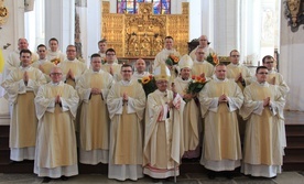 Nowi diakoni diecezji gdańskiej z abp. Sławojem Leszkiem Głódziem, szafarzem sakramentu, oraz władzami Gdańskiego Seminarium Duchownego. 