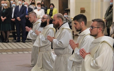 Katowice. Są nowi kapłani: czterej franciszkanie i cysters