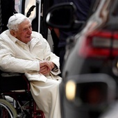 Benedykt XVI odwiedził rodzinny dom i groby bliskich