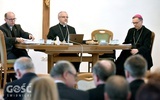 Biskupi wraz z ks. Krzysztofem Orą, który pomógł zorganizować spotkanie.