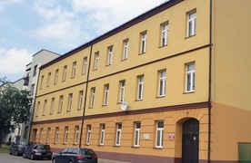 Środowiskowy Dom Samopomocy mieści się w Radomiu przy ul. Dzierzkowskiej 9, w centrum miasta.