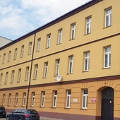 Środowiskowy Dom Samopomocy mieści się w Radomiu przy ul. Dzierzkowskiej 9, w centrum miasta.