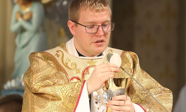 Ks. Piotr Bułka sprawował prymicyjną Eucharystię w parafialnym kościele w Rajczy.
