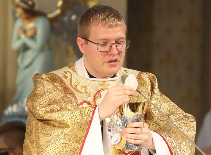 Ks. Piotr Bułka sprawował prymicyjną Eucharystię w parafialnym kościele w Rajczy.