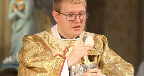 Ks. Piotr Bułka sprawował prymicyjną Eucharystię w parafialnym kościele w Rajczy.