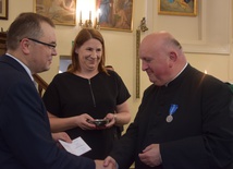 Medal wręczył Paweł Sułek, doradca Prezydenta RP.