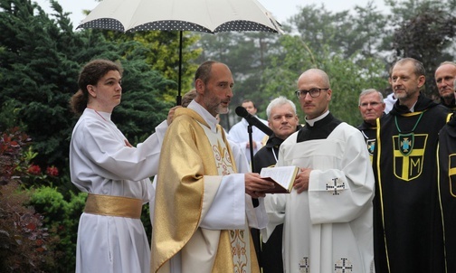 Ks. Maciej Zawisza SAC (z lewej) i brat Mirosław Myszka SAC, inicjator postawienia figury Pana Jezusa przy pallotyńskim kościele.