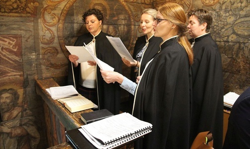Schola gregoriańska, towarzysząca uczestnikom Mszy św. trydenckiej w Mikuszowicach.