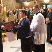 Uczestnicy Mszy św. trydenckiej w Mikuszowicach Krakowskich dziękują ks. Grzegorzowi Klaji za jego duszpasterską opiekę i celebracje Mszy św. łacińskiej.
