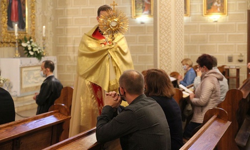 Rodziny Domowego Kościoła wieczorową porą w Ustroniu-Zawodziu