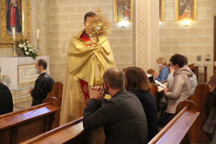 Rodziny Domowego Kościoła wieczorową porą w Ustroniu-Zawodziu