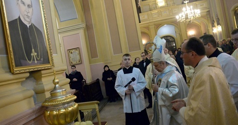 W listopadzie minie 40 lat od śmierci bp. Piotra Gołębiowskiego. Tradycyjnie kapłani i wierni będą modlić się przy chrzcielnicy w rodzinnej świątyni kandydata na ołtarze w Jedlińsku o dar beatyfikacji.