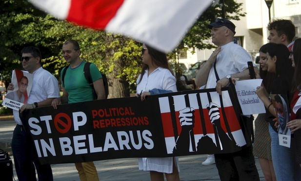 Siedmiu kandydatów na prezydenta Białorusi przedstawiło listy poparcia