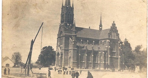 Budowa murowanego kościoła rozpoczęła się w 1899 r.