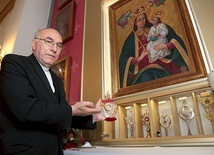 ◄	Ks. prał. Antoni Koterla z relikwiami bł. ks. Jerzego przy obrazie MB Pocieszenia.