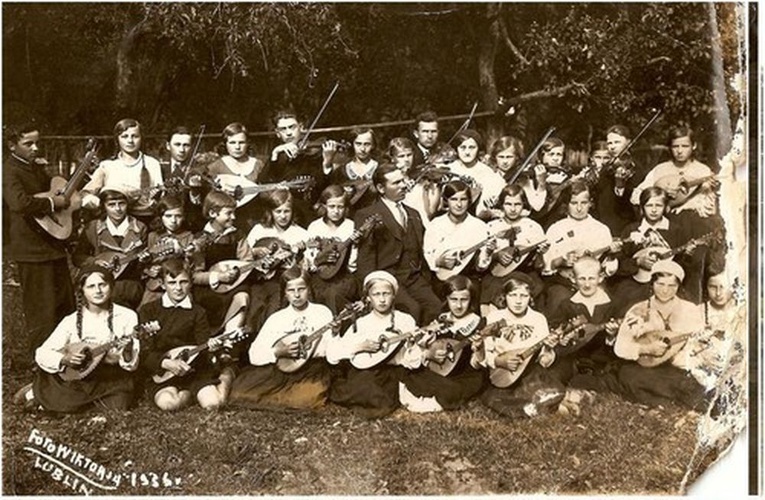 Lata 30. XX wieku - Mikołaj Siemion z uczniami z Krzczonowa.
