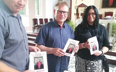 ▲	Z okazji jubileuszu każdy parafianin otrzymał w darze nową książkę o dziejach wspólnoty.