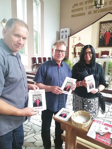▲	Z okazji jubileuszu każdy parafianin otrzymał w darze nową książkę o dziejach wspólnoty.