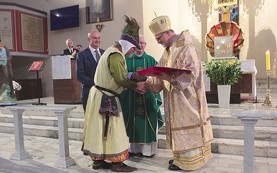 O jedno z najważniejszych miejsc pamięci Henryka dba bp Włodzimierz Juszczak. 