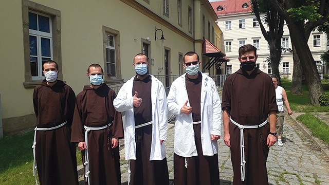 Zgrana ekipa kapucynów wspierała mieszkańców DPS obecnością i pomagała w zwykłych czynnościach dnia codziennego. 