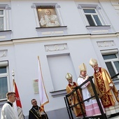 Na mozaice umieszczono zawołanie IV pielgrzymki Ojca Świętego do Polski: „Bogu dziękujcie, ducha nie gaście!”.