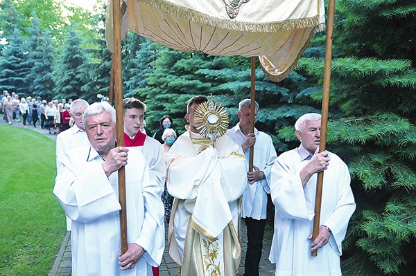 ▲	Podczas procesji odpustowej. 