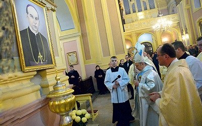 ▲	W listopadzie kapłani i wierni modlą się przy chrzcielnicy w rodzinnej świątyni kandydata  na ołtarze w Jedlińsku o dar beatyfikacji.