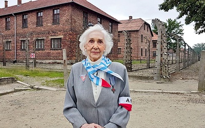 ▲	Była więźniarka na terenie niemieckiego obozu koncentracyjnego Auschwitz-Birkenau.