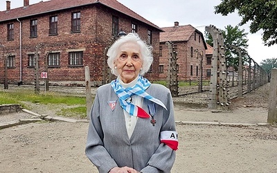 ▲	Była więźniarka na terenie niemieckiego obozu koncentracyjnego Auschwitz-Birkenau.