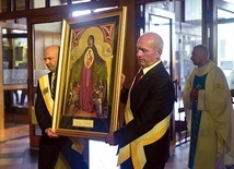 Wprowadzenie obrazu do kościoła na osiedlu Serbinów w Tarnobrzegu.