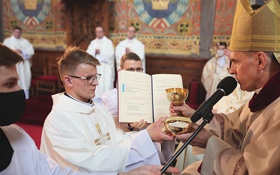 Sakramentu udzielił biskup sandomierski.