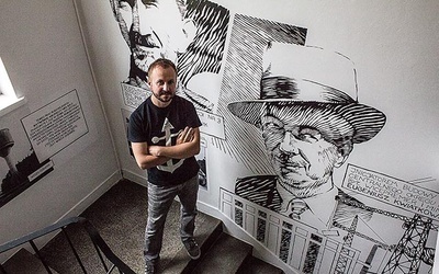 Autorem muralu jest artysta plastyk Grzegorz Lubas, kustosz placówki.