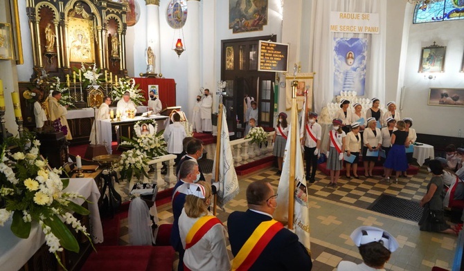 Uroczystą Eucharystię sprawowano w parafii św. Wojciecha w Wiązownie - w miejscu chrztu bł. Hanny Chrzanowskiej.